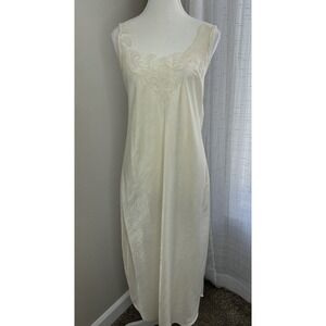 Lovely Josie Long Ivory Nightgown With Cut Out Seed Cups Size Medium 90's‎ VTG